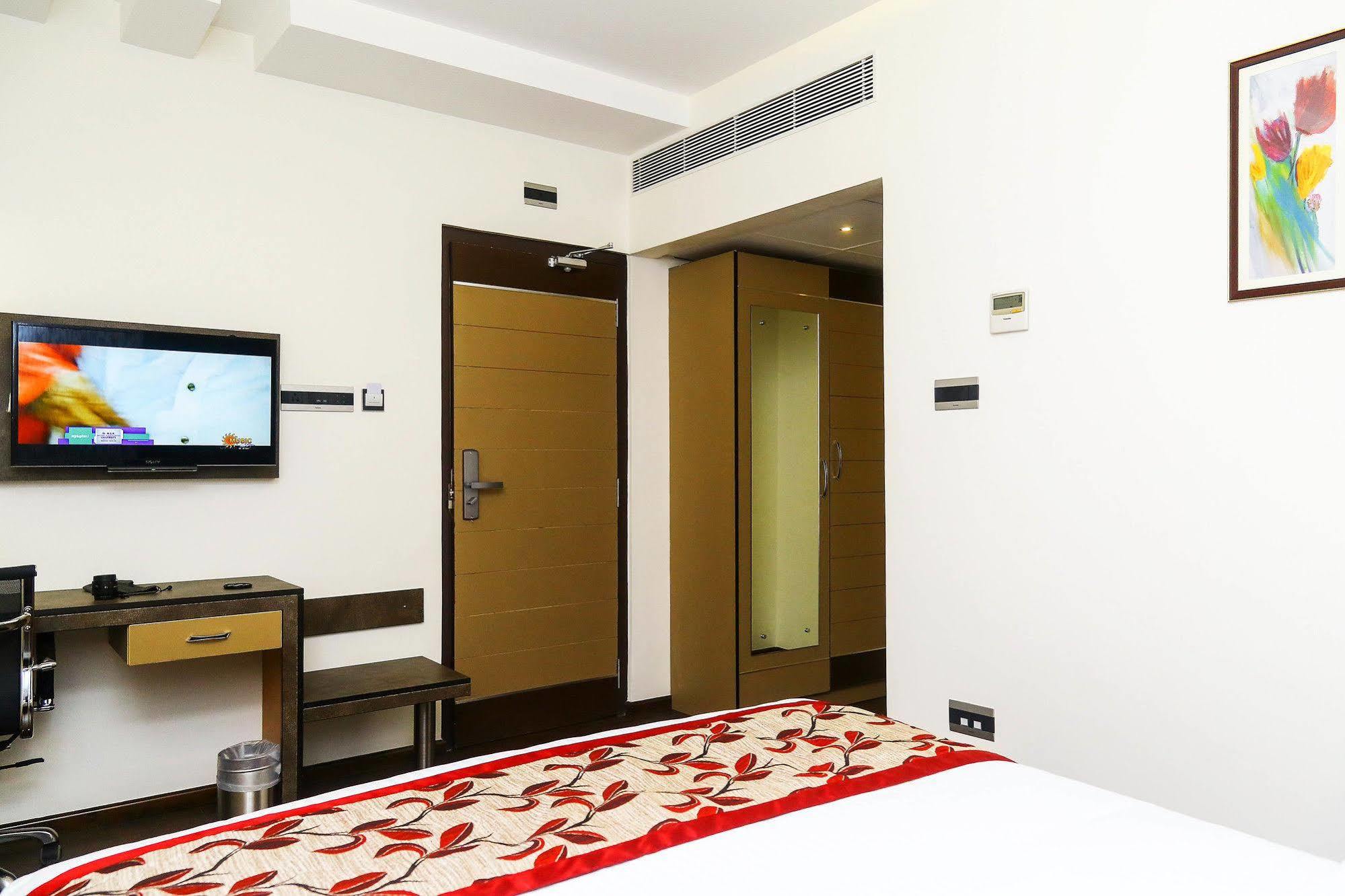 The Spin Hotel Ченнаи Экстерьер фото